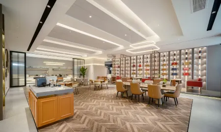 Homeinn Plus Hotel (Chengdu Longquanyi Aviation Vocational College) Отели рядом с достопримечательностью «Chengdu Aeronautic Vocational and Technical College»