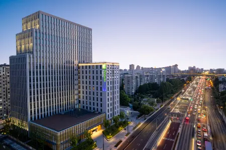 Holiday Inn Express Shanghai Changfeng Park Отели рядом с достопримечательностью «Zhenru Ancient Town»