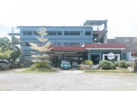 RedDoorz @ Arrs Hotel & Resort