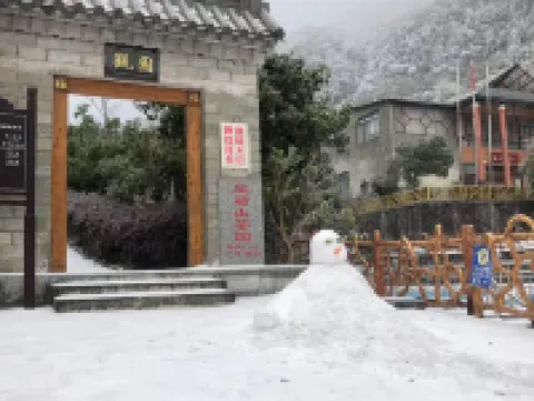 Queen's Mountain Oxygen Heart Valley Mountain Resort Hotels in Lianshan