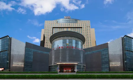 Hailiang Plaza Hotel (Zhongshan Road Metro Station) Отели рядом с достопримечательностью «Inner Mongolia Normal University»