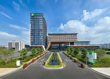Holiday Inn Wuhan Houguan Lake Отели рядом с достопримечательностью «Wuhan Business College»
