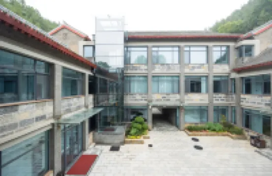 Rezen Dongshan Longyue (Longmen Station Longmen Grottoes)