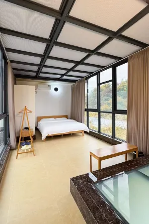 Luhe Shanghu Hot Springs Homestay Отели в г. Лухэ