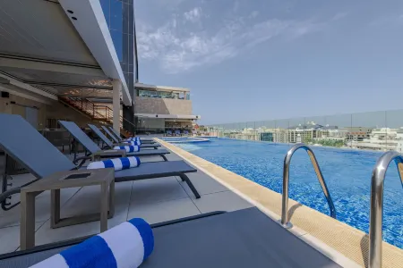 Millennium Al Masar Hotel Отели рядом с достопримечательностью «Abbar and Zainy Building»