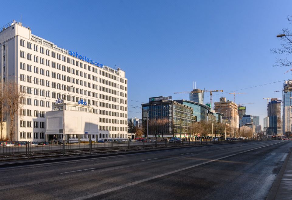 a&o 바르샤바 월라의 깔끔한 객실 내부