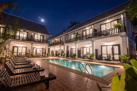 Vang Luang Hotel Отели рядом с достопримечательностью «Wat Xieng Muan»