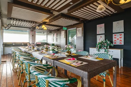 Casa Del M Phuket - Newly Renovated Отели рядом с достопримечательностью «Phuket Cobra Show and Snake Farm»