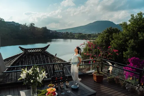 Tengchong Xin'an Lake View Hot Spring Inn (Heshun Ancient Town Branch) - ที่มีบาร์