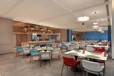 HOLIDAY INN EXPRESS NALATI Отели рядом с достопримечательностью «Nalati Raspberry Town»