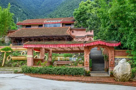 Jungle Mahal Wellness Resort Отели в г. Chandragiri
