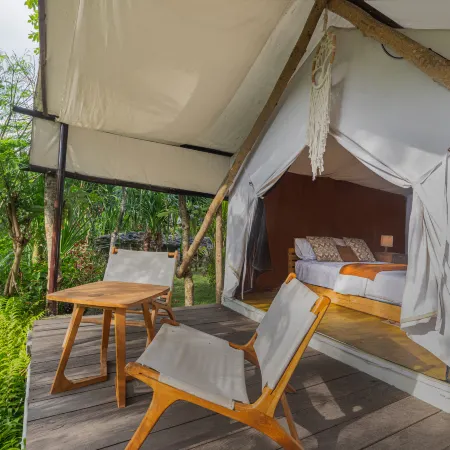 Camani Glamping Отели рядом с достопримечательностью «Храм Лемпуянг»