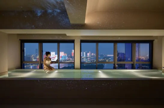 Conch Kechi River View Pool Hotel (Changsha Wuyi Square Poly International Branch) Отели рядом с достопримечательностью «Фейерверк Чжоу Цзы»