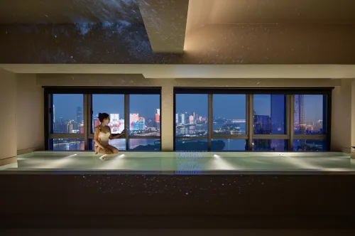 Conch Kechi River View Pool Hotel (Changsha Wuyi Square Poly International Branch)