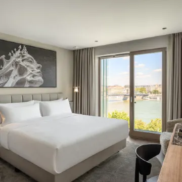 Leon Hotel & Lounge Отели рядом с достопримечательностью «Королевский дворец»