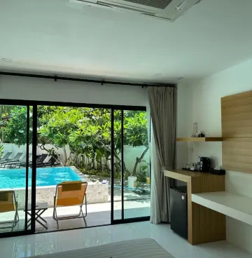 ห้องดีลักซ์ เตียงใหญ่ พร้อมทางลงสระว่ายน้ำ