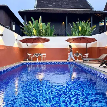 Little Friendly Hotel With Pool (Luang Prabang Old Town-Center Near night market） Отели рядом с достопримечательностью «Рынок Дара»