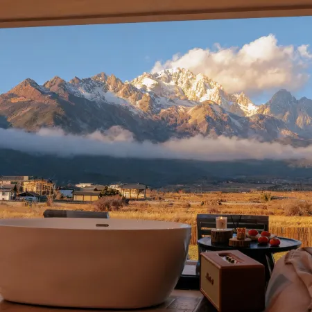 Lijiang Manqiwan Snow Mountain Ye She Min Su