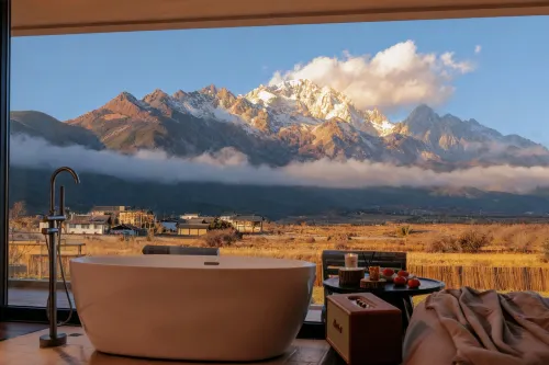 Lijiang Manqiwan Snow Mountain Ye She Min Su