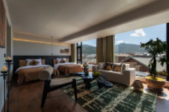 Shangri-La Half View Vacation Homestay (Near the Giant Prayer Wheel, Dukezong Ancient City)