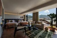 Shangri-La Half View Vacation Homestay (Near the Giant Prayer Wheel, Dukezong Ancient City)