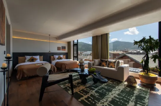 Shangri-La Half View Vacation Homestay (Near the Giant Prayer Wheel, Dukezong Ancient City)