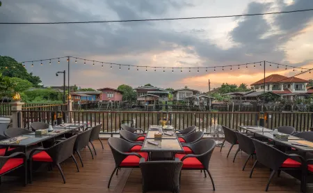 W1Bangkoknoi Hotel Отели рядом с достопримечательностью «Wat Bot School»