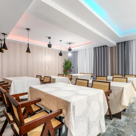 Yinza Hotel (Pucheng County Cultural Square)
