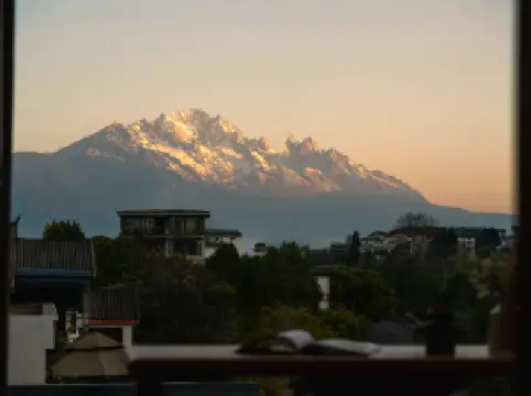 Lijiang ancient city Zangyuan snow mountain view hotel (big water wheel shop)