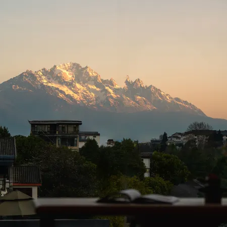 Lijiang ancient city Zangyuan snow mountain view hotel (big water wheel shop)