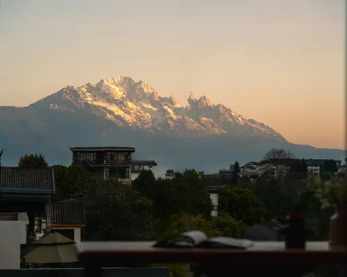Lijiang ancient city Zangyuan snow mountain view hotel (big water wheel shop) فنادق في ليجيانغ