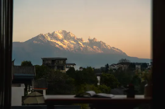 Lijiang ancient city Zangyuan snow mountain view hotel (big water wheel shop)
