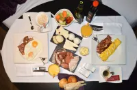 SuiteSistina for Brave Lovers