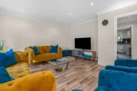 Muirton House 1 -4 Bed House, 4 Car Driveway, 2 Bathrooms, Smart TVs in every room - ห้องครัว