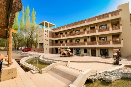 The Ruins Garden Homestay (Mingsha Mountain Crescent Spring Scenic Area Branch)