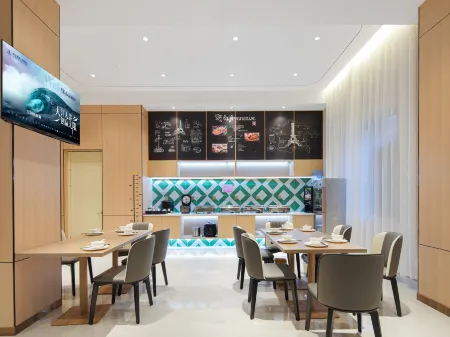 Vienna 3 Best Hotel (Huangmei Xiaochi) Отели в г. Хуанмэй