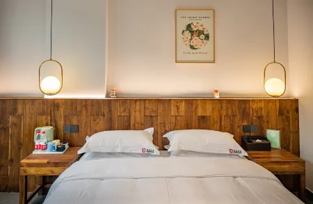 Nanxun Yueshe Folk Hostel (Nanxun ancient town scenic shop) Отели рядом с достопримечательностью «Zhejiang University of Water Conservancy Hydropower (Nanzhang Campus)»