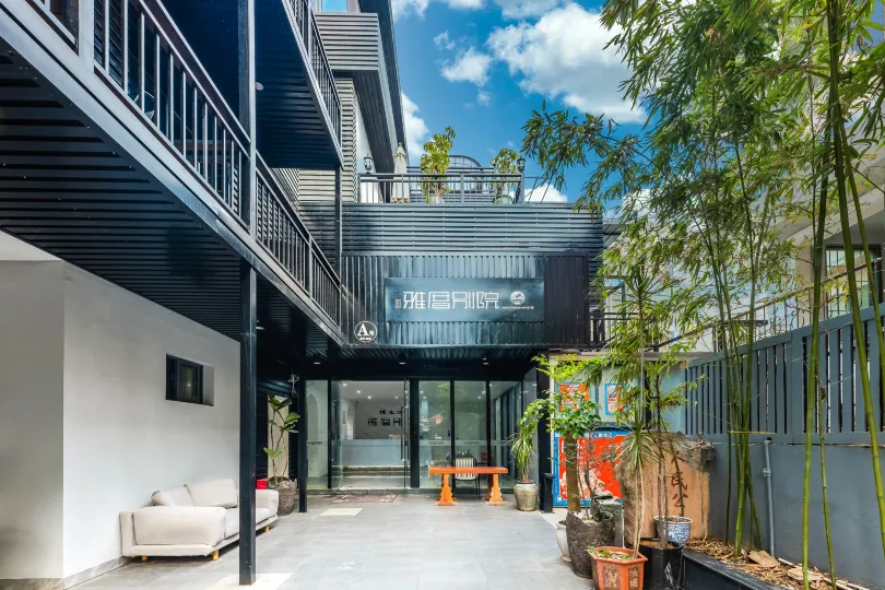 Yacuo Bieyuan Hostel