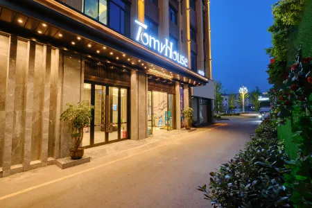 Tumai House Grand Hotel (Nanwai Haoyixin) Отели рядом с достопримечательностью «Sichuan University of Arts and Sciences (Nanba Campus)»