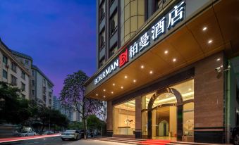 Berman Hotel (Zhanjiang Yingzhan Square Chikan Republic Style Street)