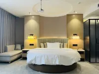 Grand Hyatt Luntai Fuhua Hotel Hotels near CNOOC Engineering Technology College Xinjiang Branch
