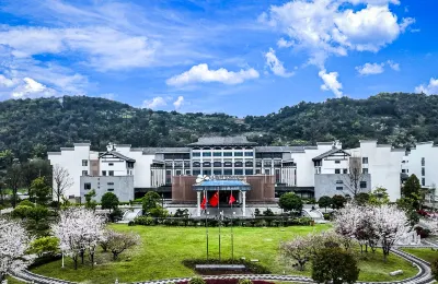 Guihuashan Hotel Отели рядом с достопримечательностью «Чунь Юй Торговый Город»