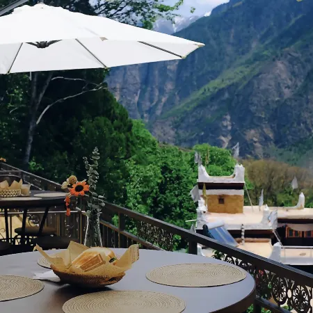 FlowerFields Bar&Cafe&Guesthouse