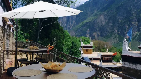 FlowerFields Bar&Cafe&Guesthouse Отели в г. Даньба