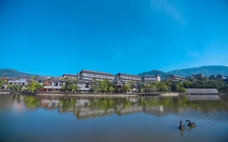 Wuzhi ShanshuiyunJu  Hotel Отели рядом с достопримечательностью «Tropic Rain Forest Scenery Spot of Five Finger Mountain»