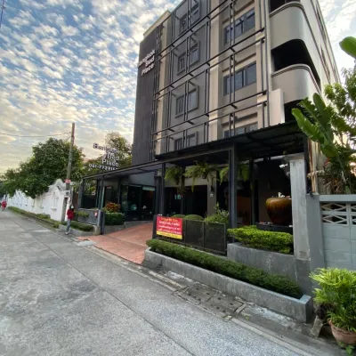 bangkok bed place Отели рядом с достопримечательностью «Станция метро Sutthisan»