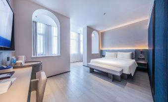 Tianjin Five Avenue Xiaobalou subway station Light House Hotel