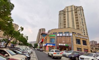 Yujian Homestay (Jiujiang Station Wanda Plaza)