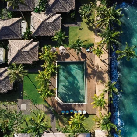 Nirwana Beach & Resort Отели рядом с достопримечательностью «Пляж Блю Лагун»
