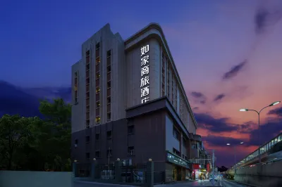 Home Inn Selected (Urumqi Municipal Government, Nanhu Square Metro Station) Hotels near Carrefour (Nanhu South Road East 4th Alley)